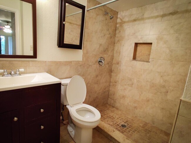 Building Photo - 165 Springwood Circle unit D