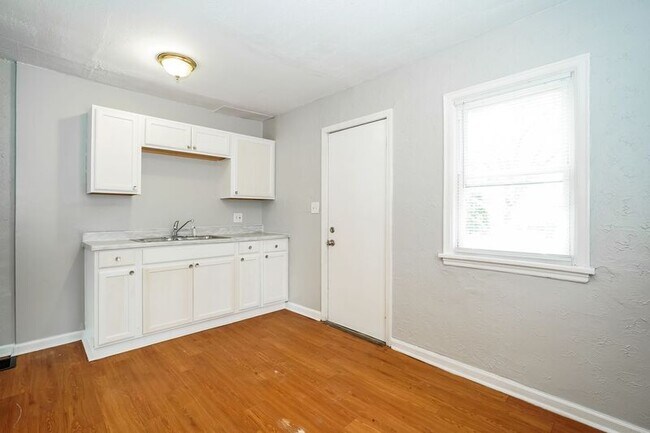 Building Photo - 1732-1734-1734 E Whittier St
