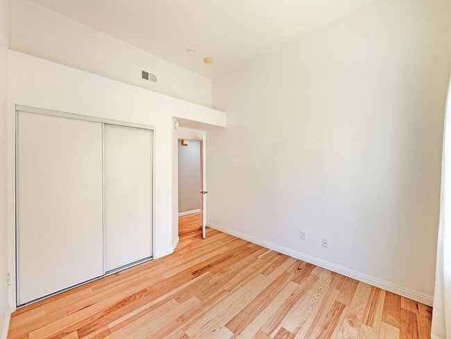 Building Photo - SD: 2BD/2BA Townhome with Private Balcony, 2-Car Garage, and Loft!