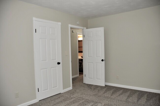 Building Photo - Sanders Beach: 5 bed 2 bath (split level) 4 car garage