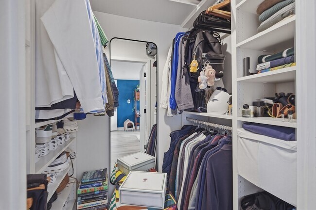 Building Photo - 2626 N Lakeview Ave