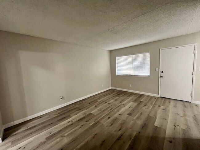 Building Photo - SPACIOUS 1 BEDROOM 1 BATH DOWNSTAIRS