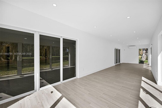 Building Photo - 820 E Cypress Ln