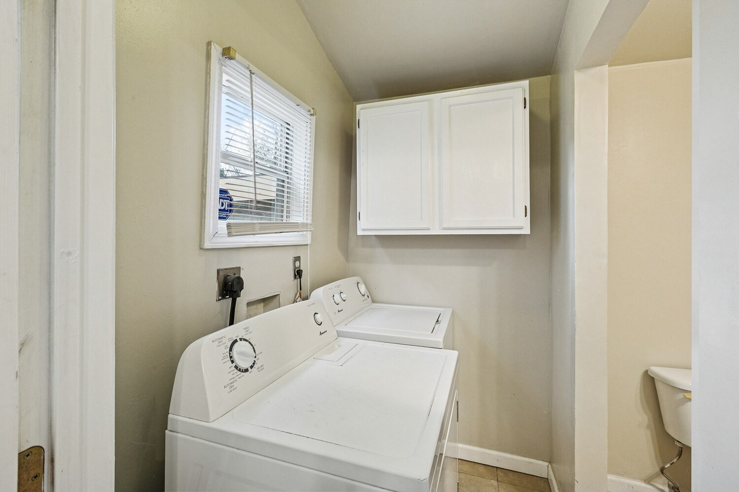 You walk past washer and dryer to get to bathroom 1 - 2920 Philip St