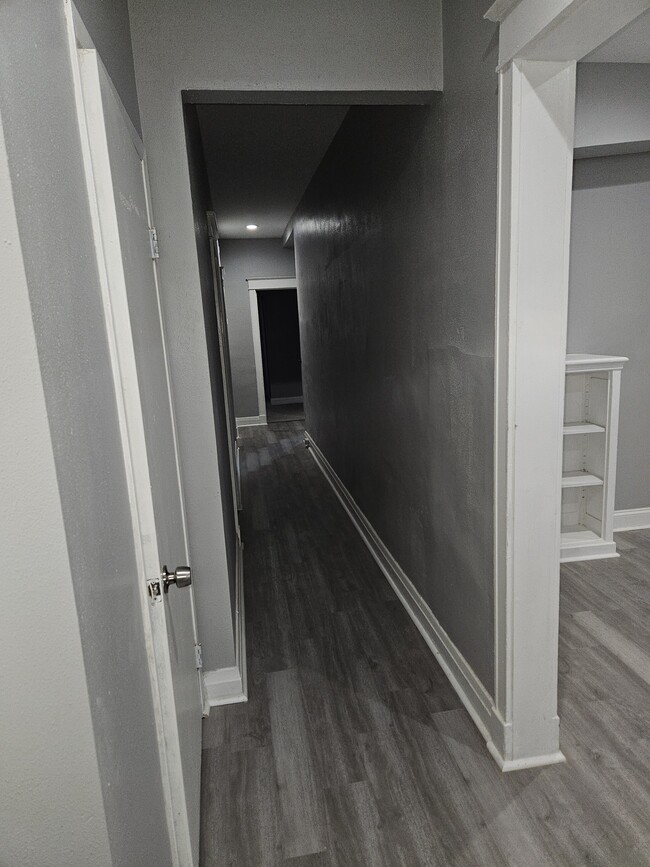 Hallway - 4915 Northland Pl