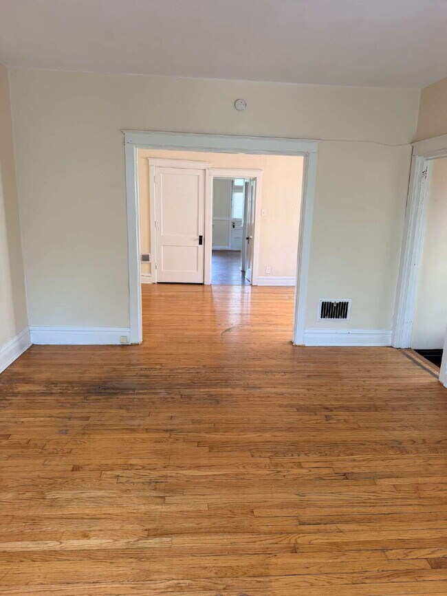 Building Photo - ** MOVE IN SPECIAL** Historic South City Living