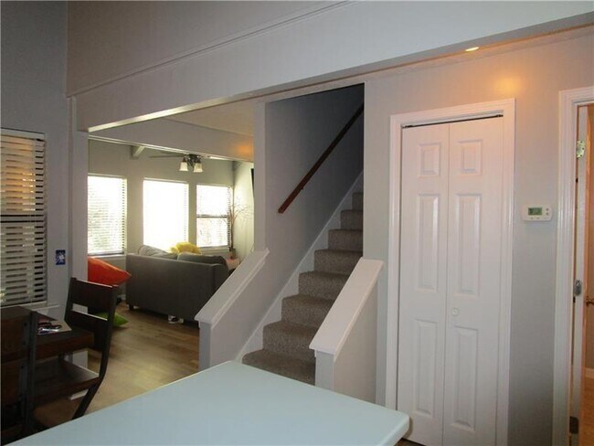Building Photo - 17 Dach Bruecke Gasse