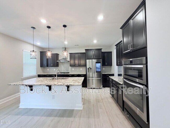 Building Photo - 504 Eno Dr