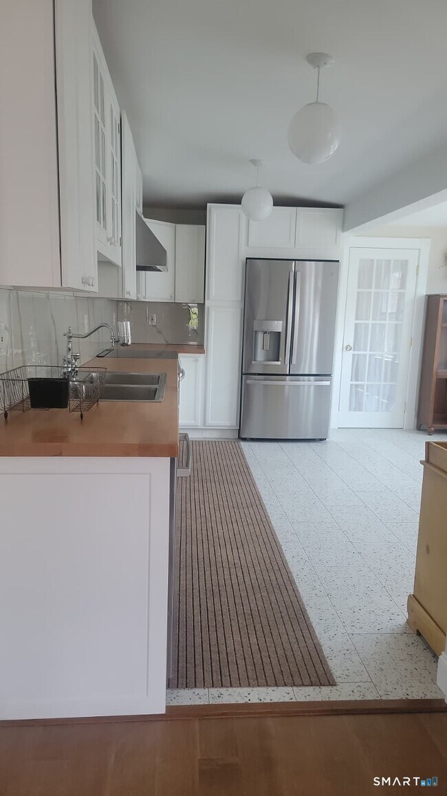 Building Photo - 318 Grovers Ave