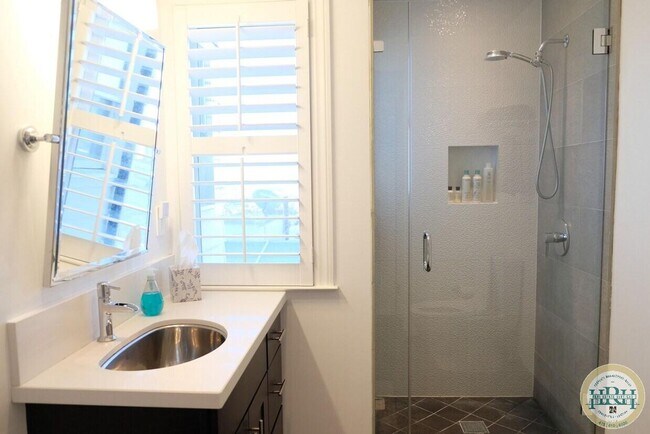 Building Photo - Spacious 2-Bedroom Condo with Private Roof...
