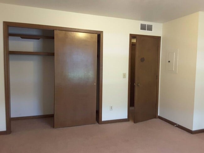 Building Photo - 120 S Silverwood Ln