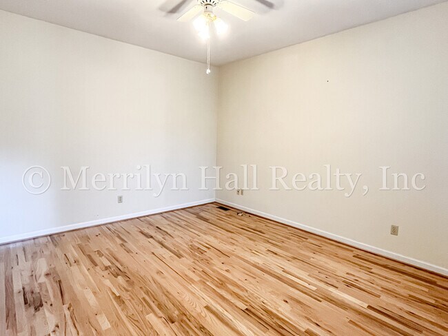 Building Photo - Charming Townhome with Garage! Close to the interstate and shopping!