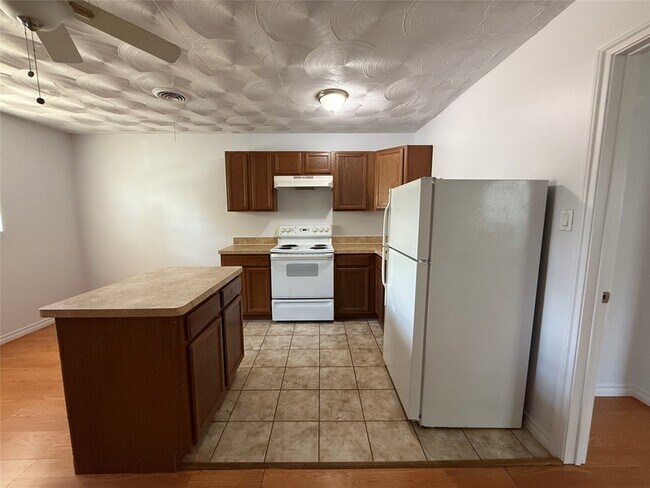 Building Photo - 211 Skyway Dr