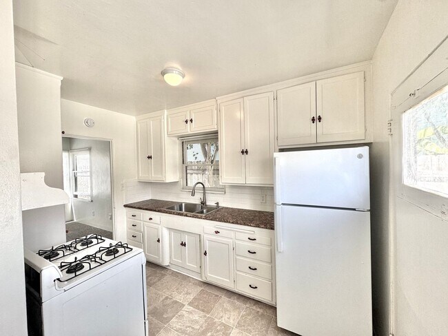 Building Photo - 4826-4832 Del Mar Avenue