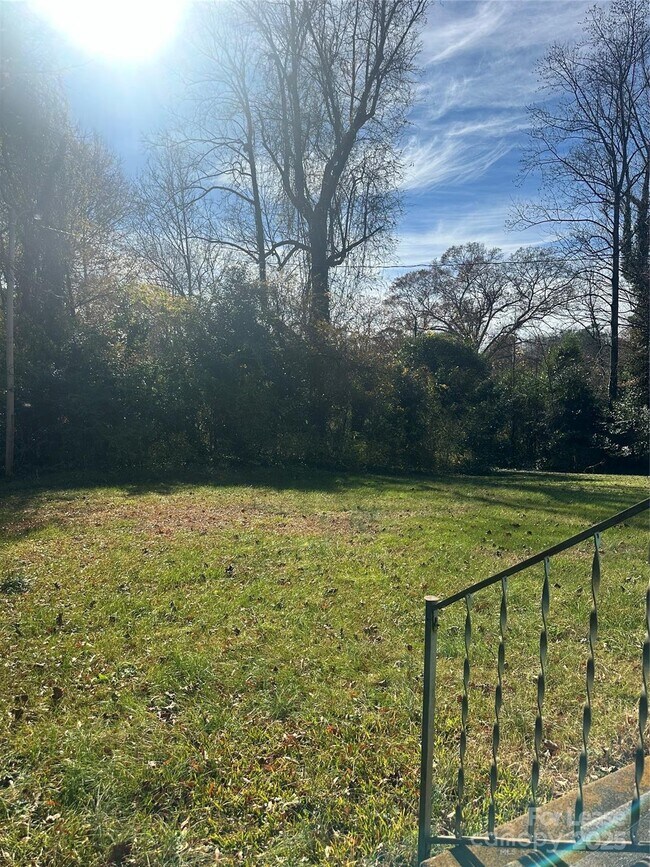 Building Photo - 323 W Bingham St