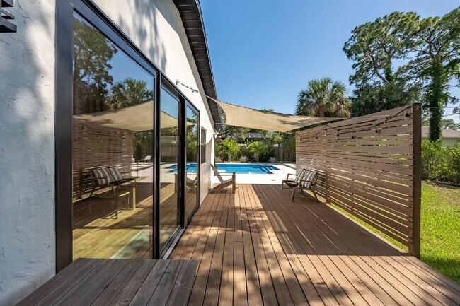 Building Photo - Beautiful pool home in Lockmar Estates