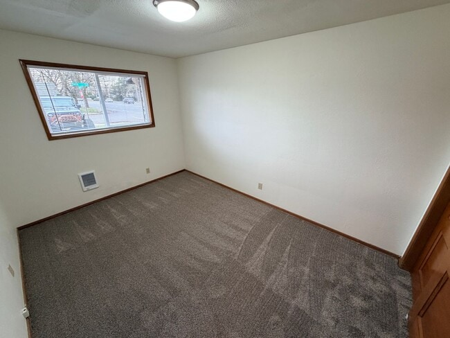 Building Photo - Two Bedroom Flat in North Salem