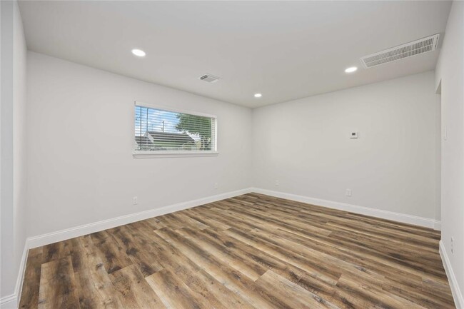 Building Photo - 3806 Zephyr St