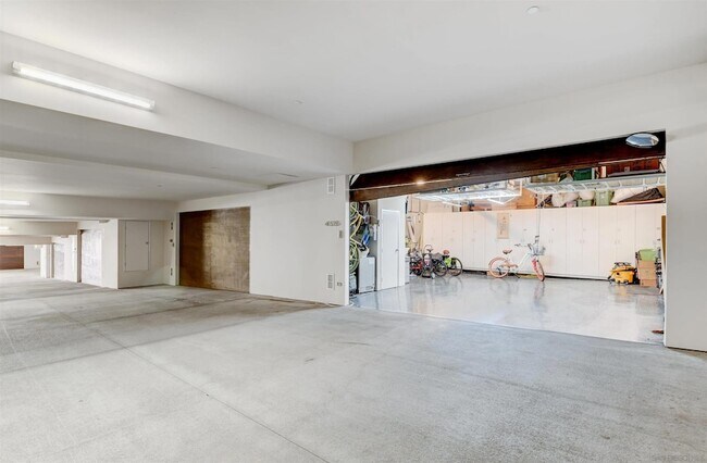 Building Photo - 435 Ravina St