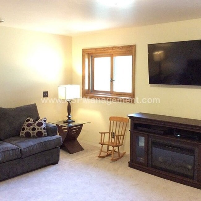 Building Photo - 2074 Newcastle Dr