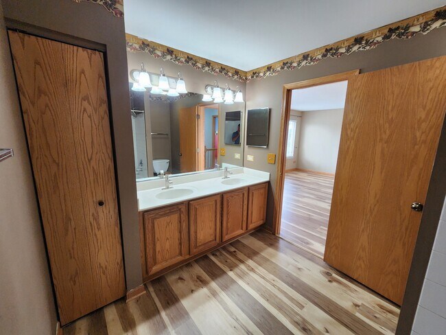 Building Photo - 5512 Stonybrook Dr