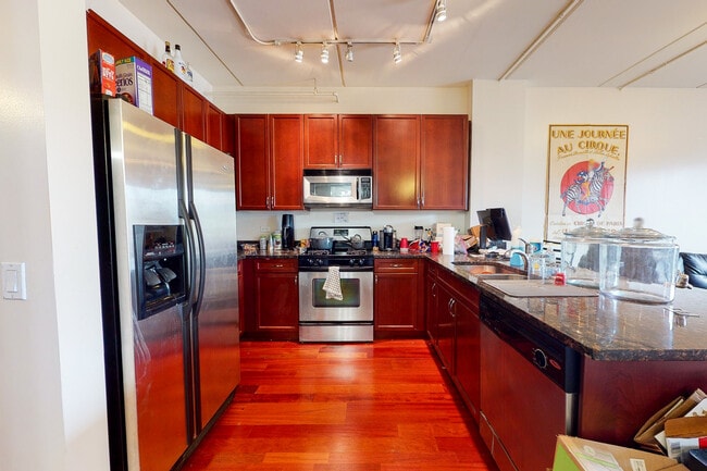Building Photo - 873 N Larrabee St