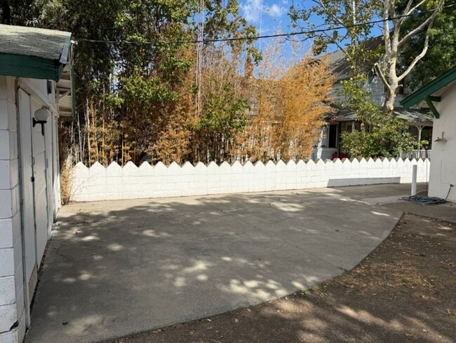 Building Photo - Rare 2 Bedroom Home Downtown Dixon *Star R...