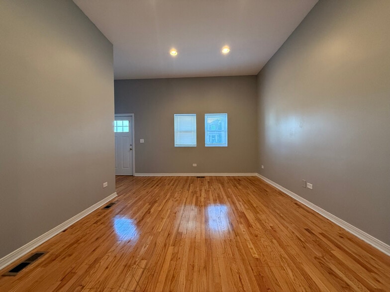 Building Photo - 5906 S La Salle St