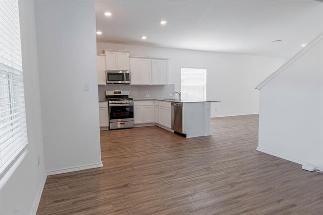 Building Photo - 913 Legends Ln