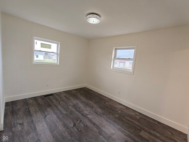 Building Photo - 2183 S Fairview Dr