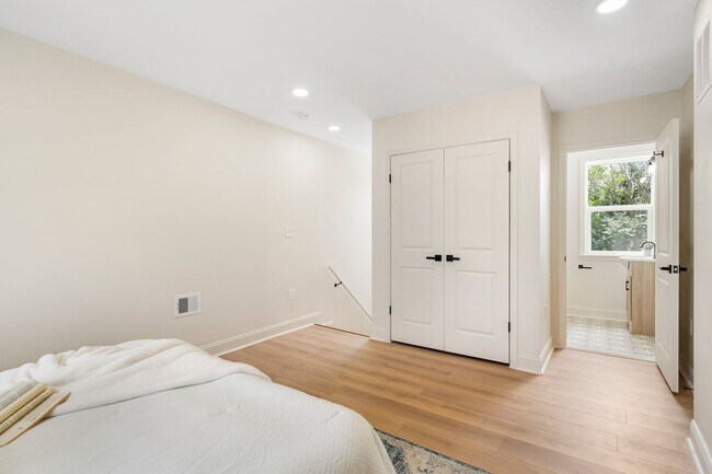 Building Photo - Beautiful 3 Bedroom 4 Bathroom East Baltim...