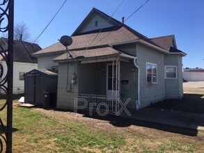 Building Photo - 302 E 7th St