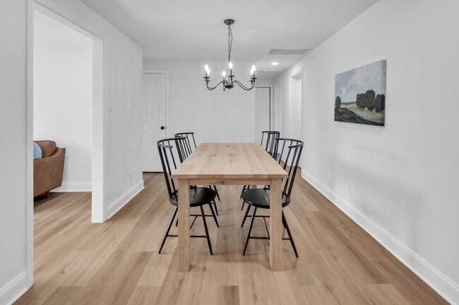 Building Photo - 211 Della Ln