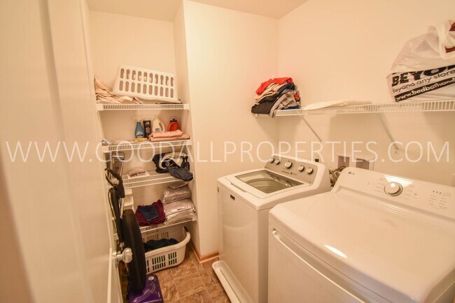 Building Photo - 2 Bedroom 2.5 Bathroom In West Des Moines with 2 car garage attached