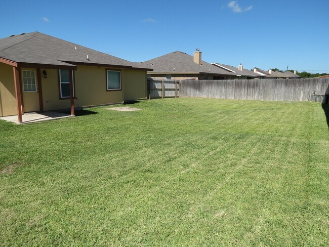 Building Photo - Gorgeous 3 bedroom 2 bath home in desired ...