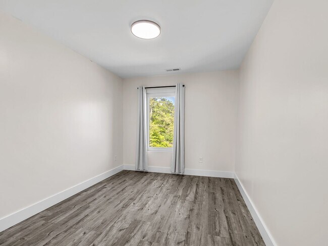 Building Photo - Charming 3 Bedroom Home in Spartanburg – Modern Upgrades & Stylish Finishes