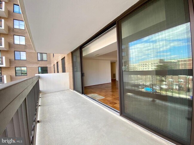 Building Photo - 3800 Fairfax Dr