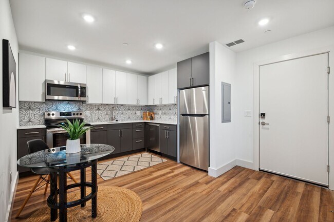 Building Photo - Bright Studio Apartment with large kitchen in Brewerytown!