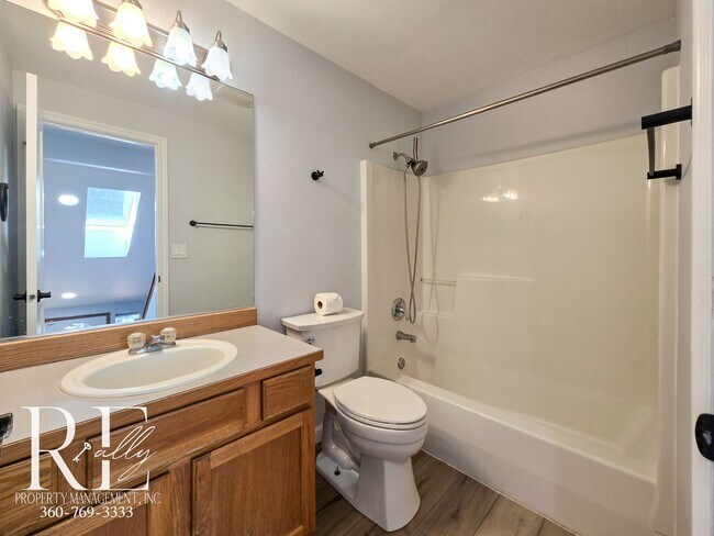 Building Photo - Comfortable 3-Bed Bremerton Home with Balc...