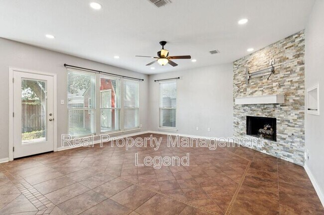 Building Photo - 1805 Sumac Dr