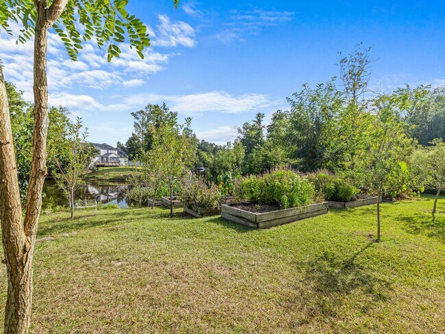 Building Photo - Beauty by the Water!
