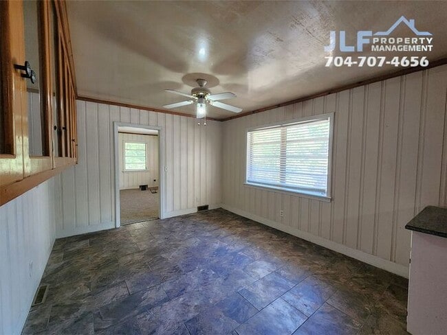 Building Photo - Sprawling 3 Bedroom/ 2.5 Bathroom Ranch in Charlotte!