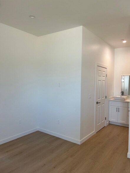 Building Photo - 9751 E Ave Q4