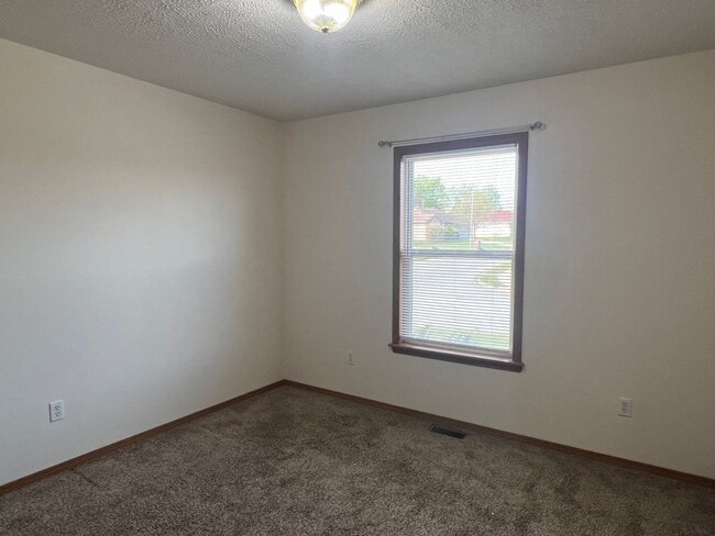 Building Photo - Great Nixa Location with Large Yard