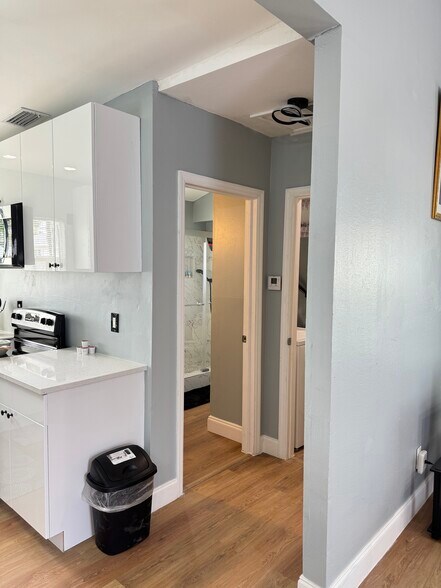 Building Photo - 414 N 60th Way