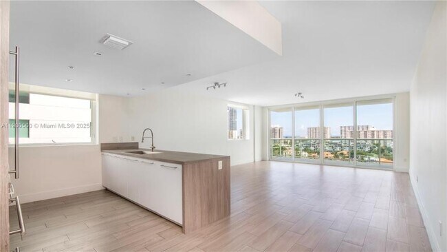 Building Photo - 3 bedroom in Sunny Isles Beach FL 33160