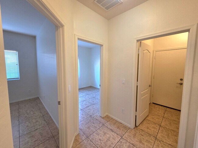 Building Photo - Beautiful 4 Bed/2 Bath in Goodyear!