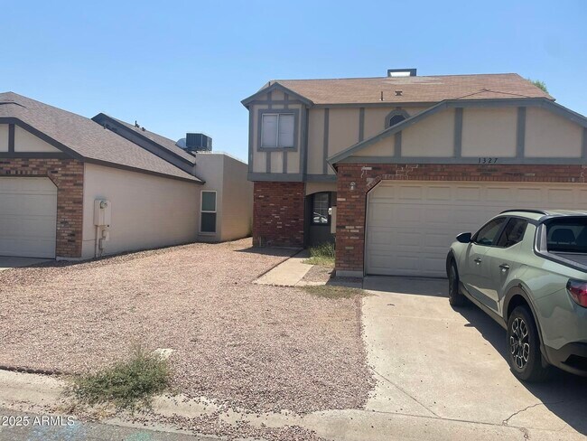 Primary Photo - 1327 W Straford Dr