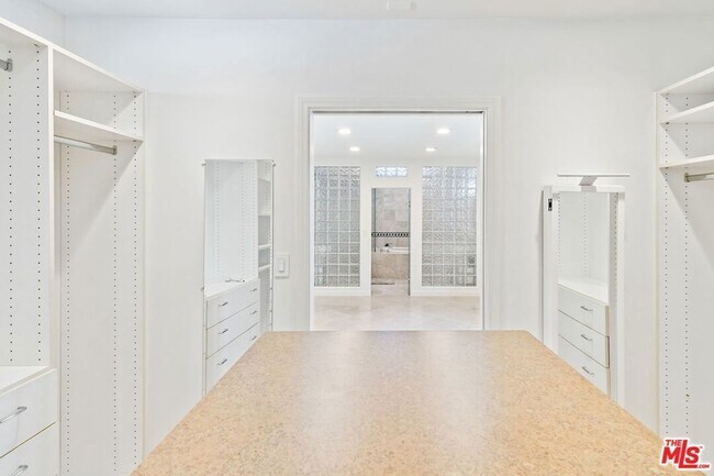 Building Photo - 516 1/2 Hill Street Unit