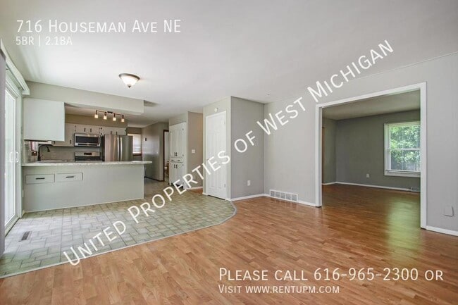 Building Photo - 716 Houseman Ave NE